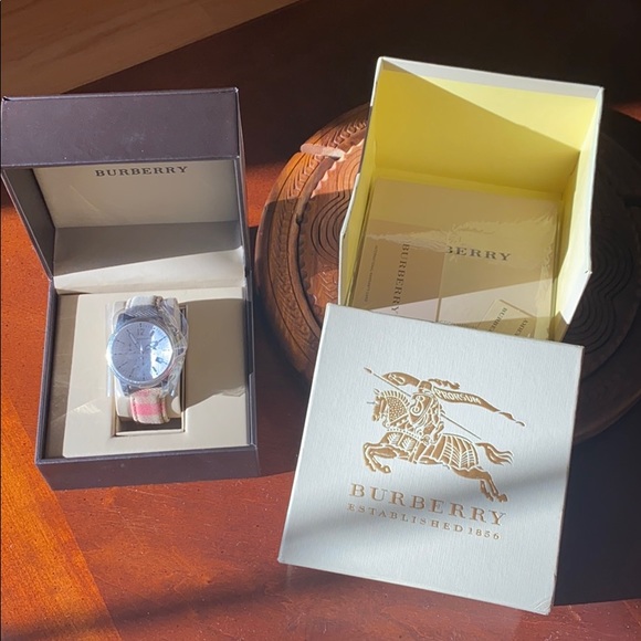 It is an 100% authentic Burberry watch. - Picture 4 of 9